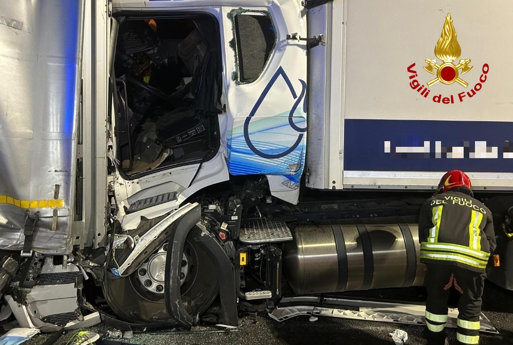 Scontro tra camion, paura in autostrada a Montepulciano