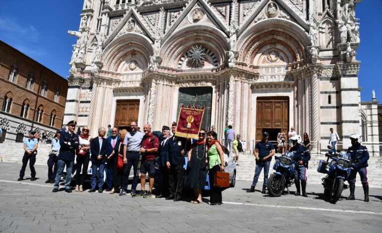 A piedi da Canterbury fino a Roma per un messaggio di pace, Siena accoglie il poliziotto pellegrino