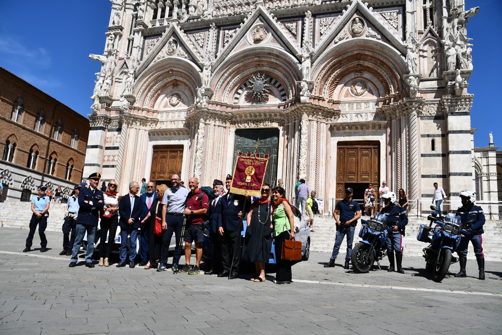 A piedi da Canterbury fino a Roma per un messaggio di pace, Siena accoglie il poliziotto pellegrino