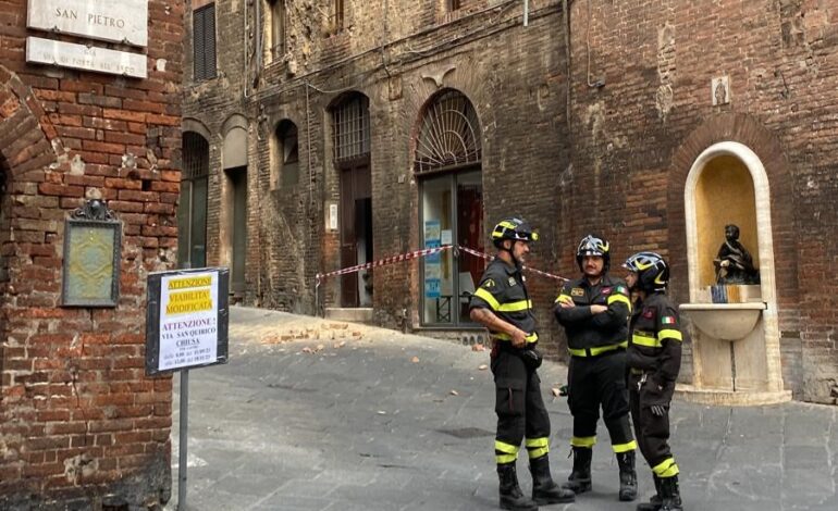 Cadono mattoni da un palazzo, chiusa via Tommaso Pendola