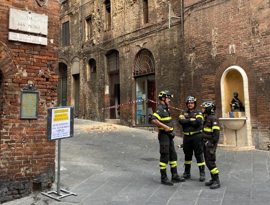 Cadono mattoni da un palazzo, chiusa via Tommaso Pendola