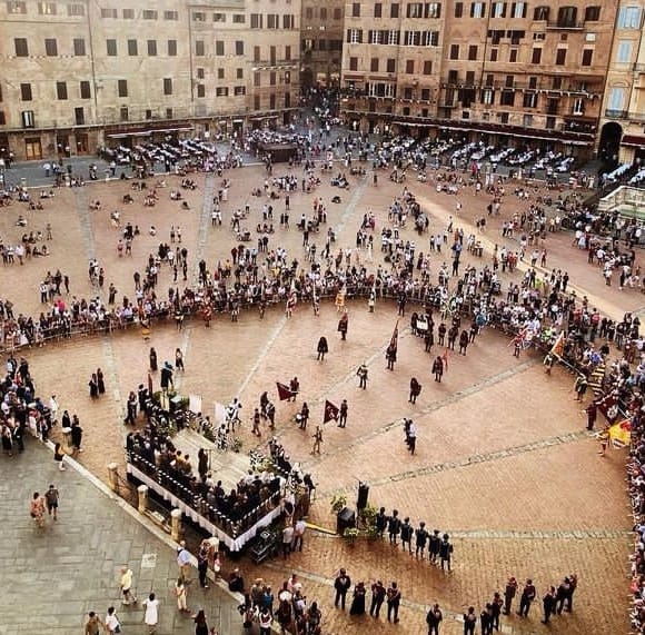 Palio di Siena, il sindaco Fabio ha consegnato il Masgalano 2023 alla Contrada della Torre