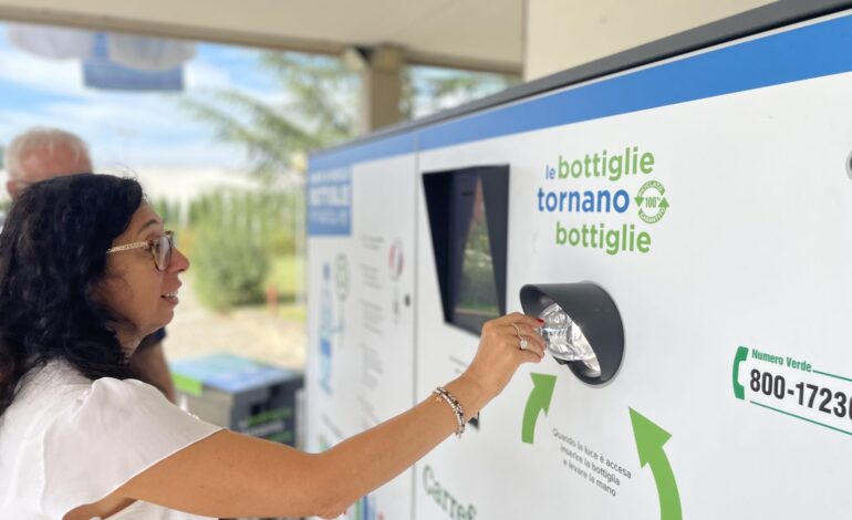 Poggibonsi: Etruria Retail inaugura un nuovo ecocompattatore per il riciclo delle bottiglie di plastica