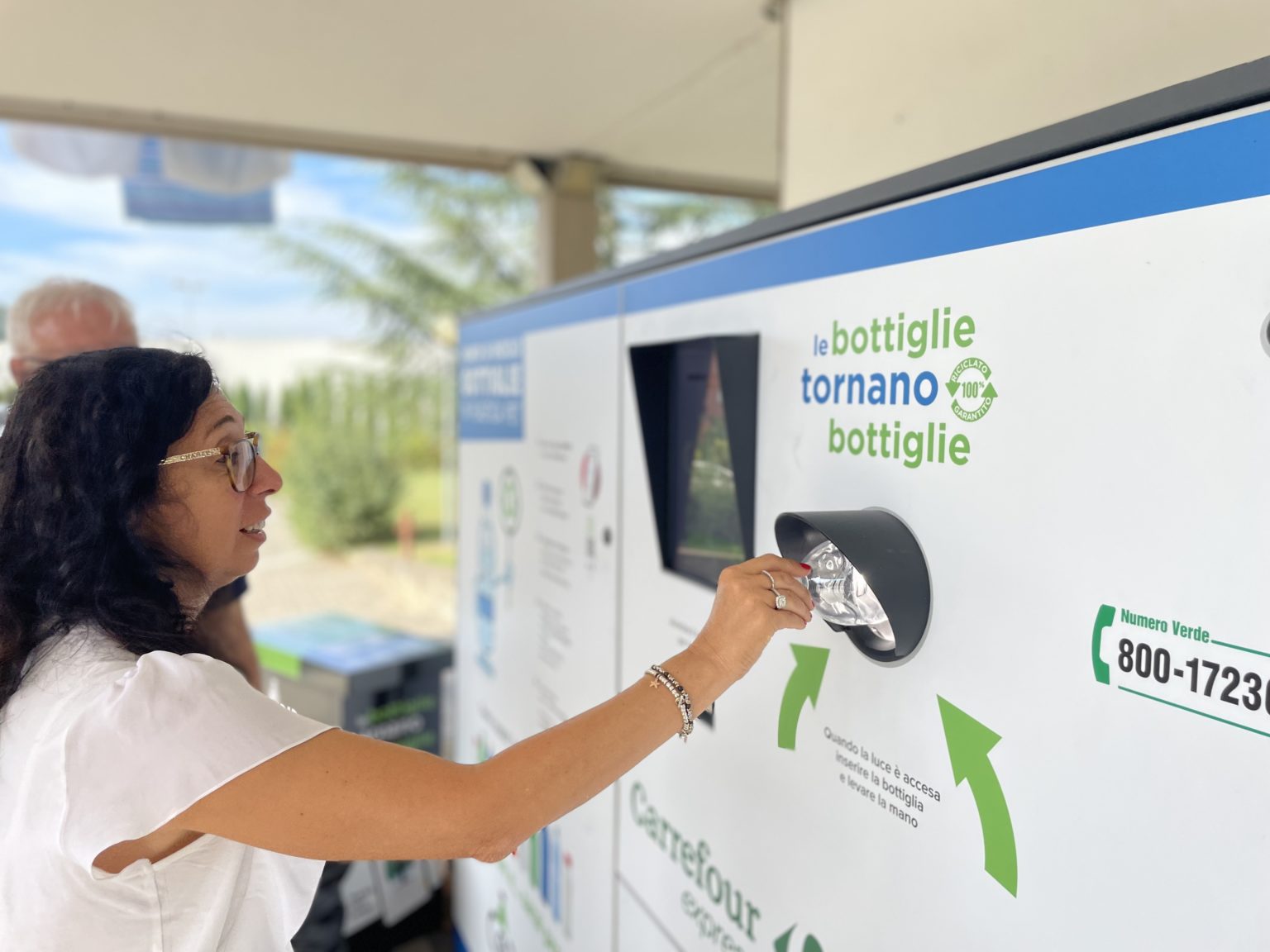 Poggibonsi: Etruria Retail inaugura un nuovo ecocompattatore per il riciclo delle bottiglie di plastica