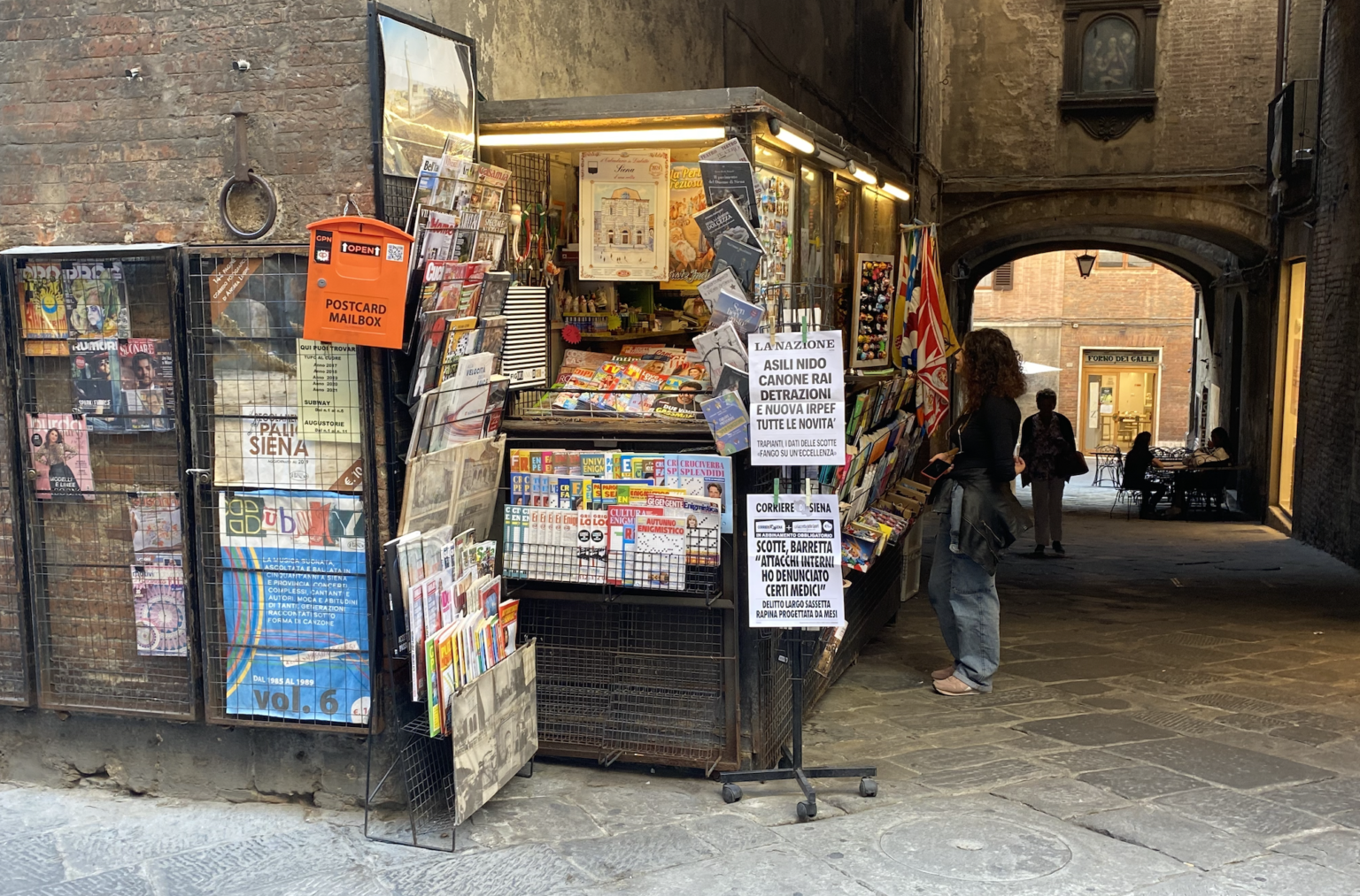 Edicole aperte anche di notte per combattere la crisi della carta stampata: a Siena non tutti aderiscono