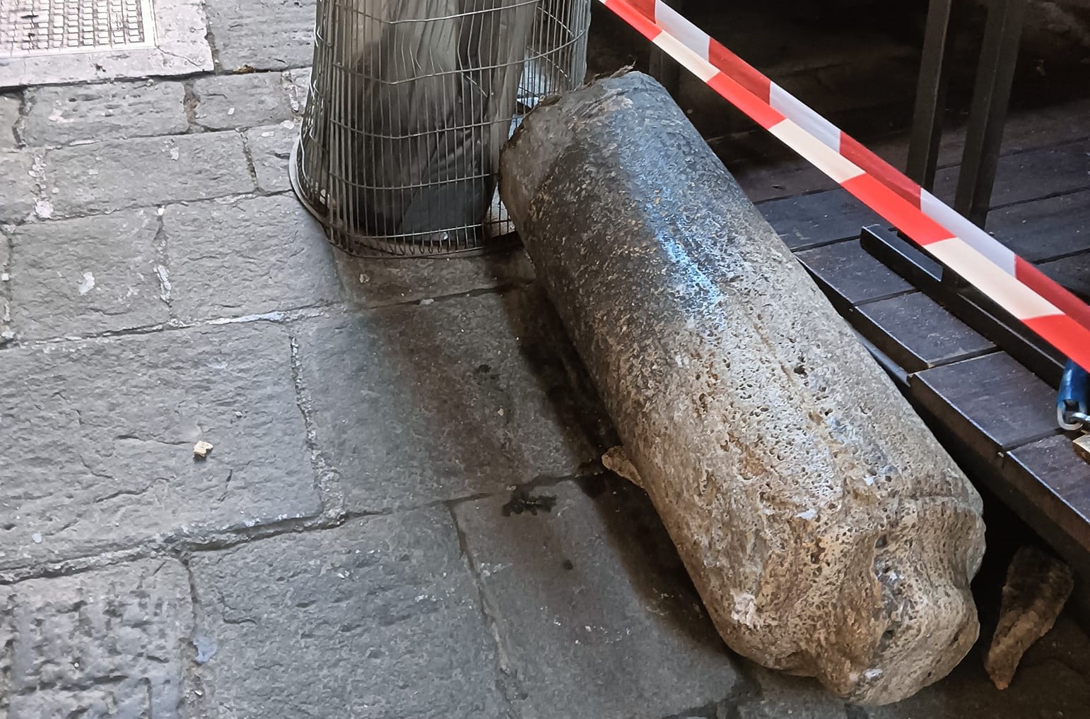 Siena, camioncino si sfrena ed abbatte un colonnino