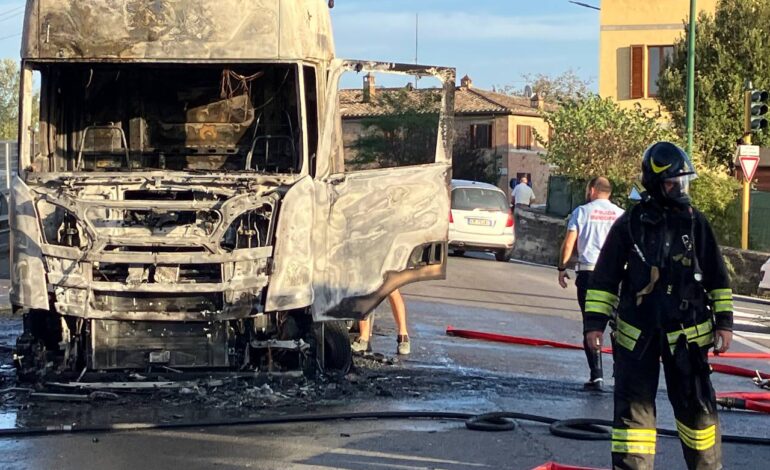 Camion in fiamme, paura alla Coroncina