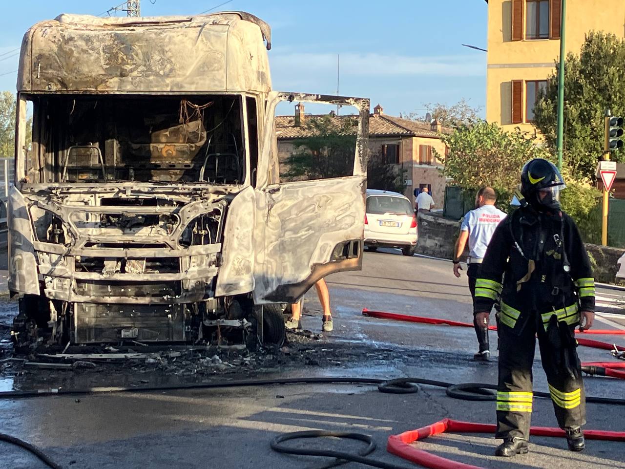 Camion in fiamme, paura alla Coroncina