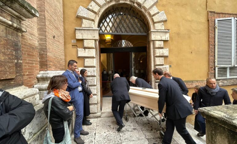 Luigi Berlinguer, aperta la camera ardente all’Università, il figlio: “L’affetto di tutta Italia ci ha sommerso”