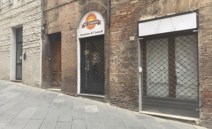 Siena, la città del nichilismo: altre tre attività chiuse in via dei Rossi