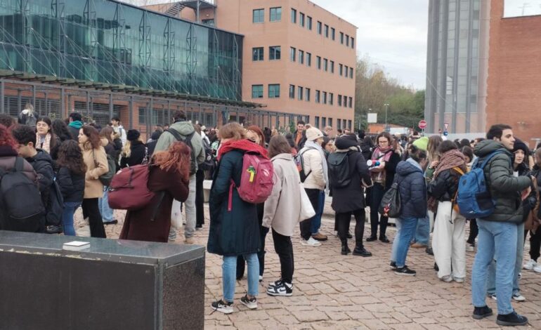 “C’è una bomba in ogni piano”: evacuata l’Università per Stranieri di Siena