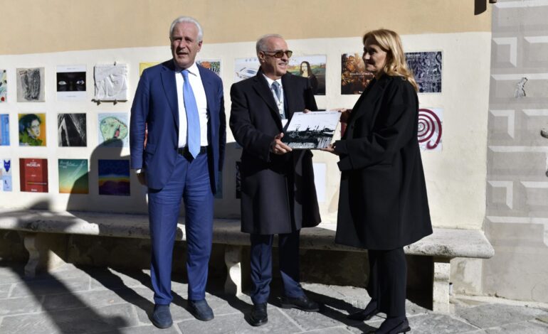 Benvenuto Brunello, Lollobrigida celebra il miglior vino al mondo: “Esalta il made in Italy”. Maggioni firma la piastrella 2023