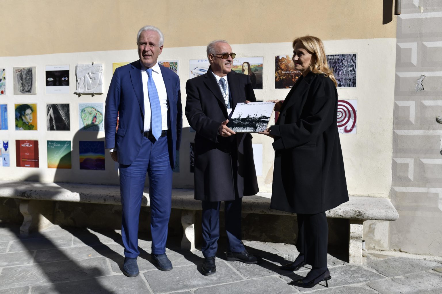 Benvenuto Brunello, Lollobrigida celebra il miglior vino al mondo: “Esalta il made in Italy”. Maggioni firma la piastrella 2023