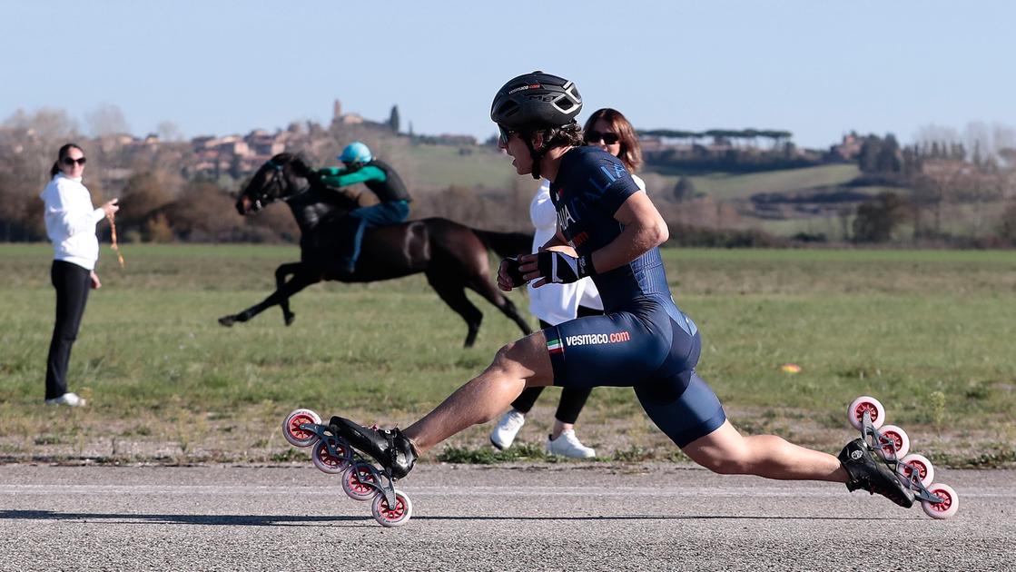 Siena, campione mondiale di pattinaggio sfida il cavallo: finisce in parità