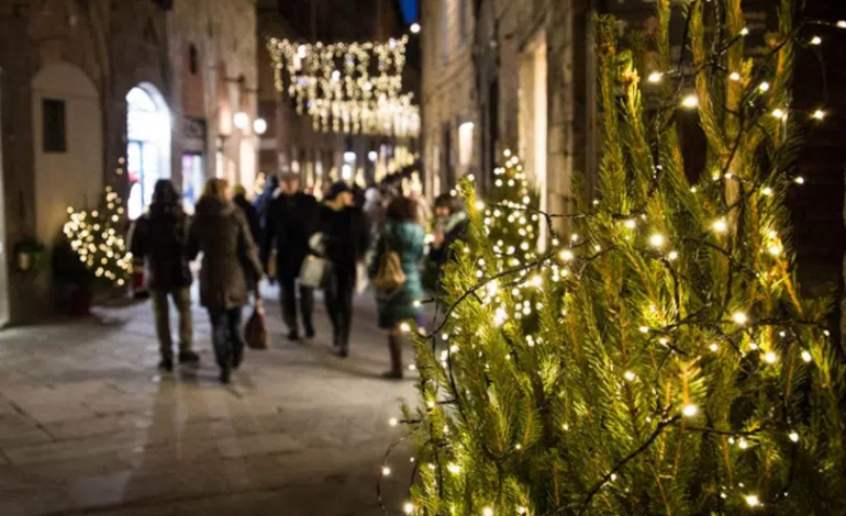 Si accendono le luminarie cittadine, al via la festa continua del Natale senese