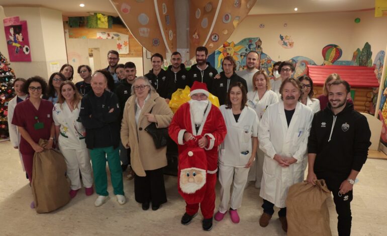 Siena F.C. in visita ai piccoli pazienti del Dipartimento della Donna e dei Bambini dell’Azienda ospedaliera-universitaria Senese