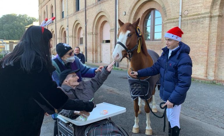 Il regalo di Natale di Jacopo: con il cavallo fa visita al nonno in Campansi