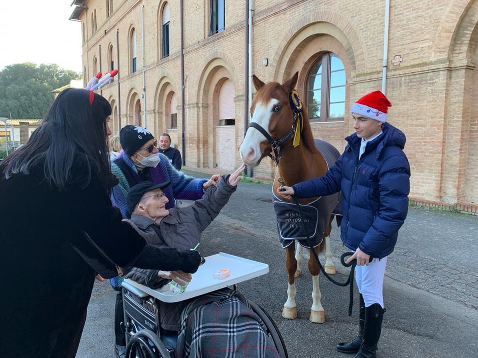 Il regalo di Natale di Jacopo: con il cavallo fa visita al nonno in Campansi