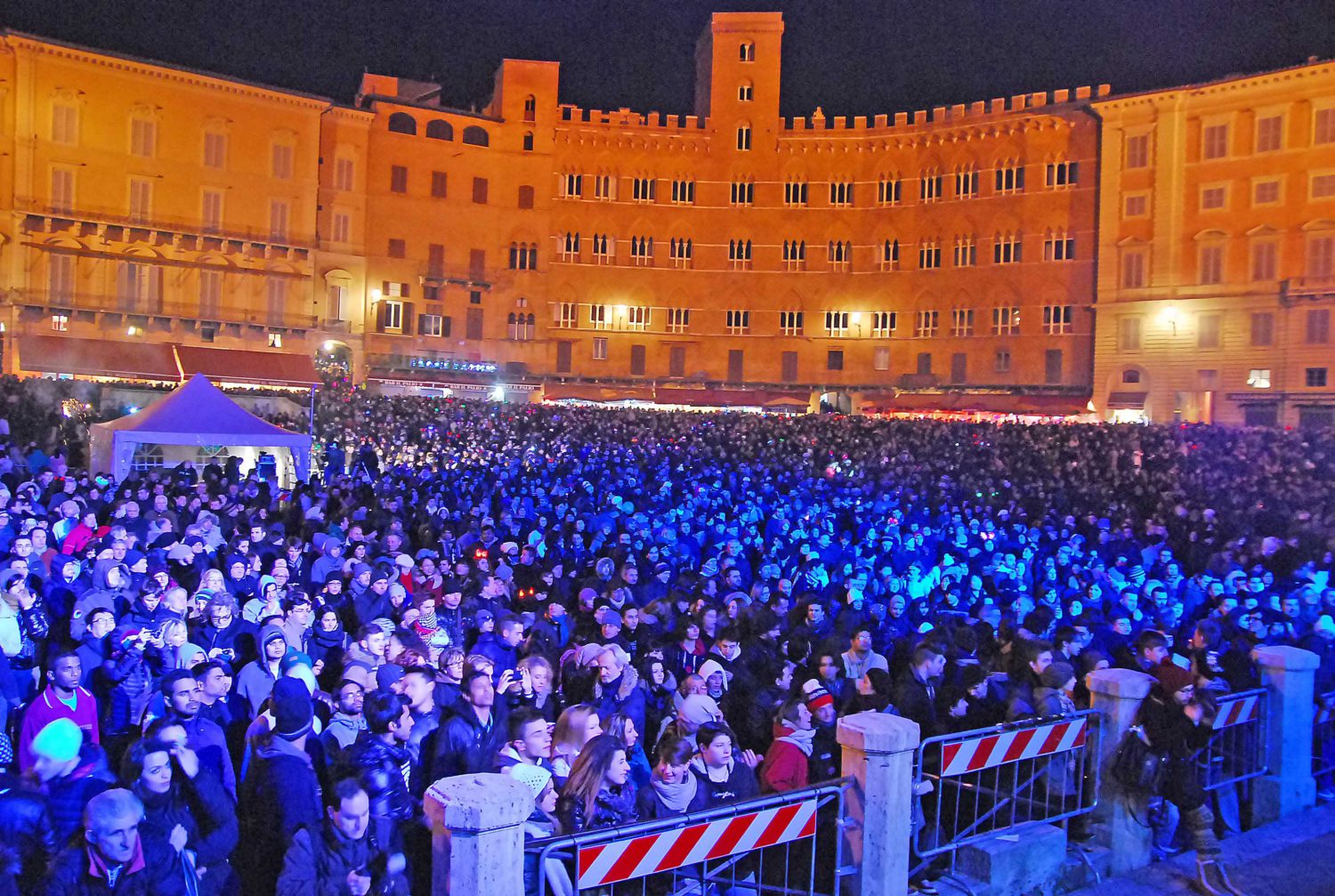 Capodanno a Siena, vietati i contenitori in vetro o metallo per il consumo di bevande