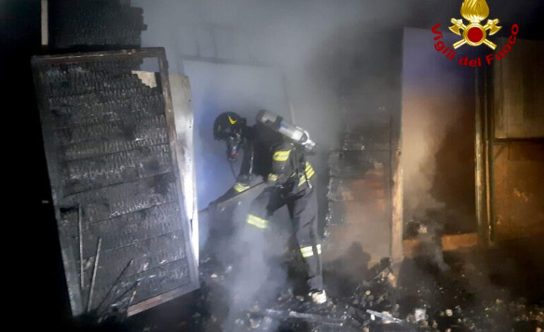 Incendio ad un maneggio a Staggia: tre persone intossicate, salvi gli animali