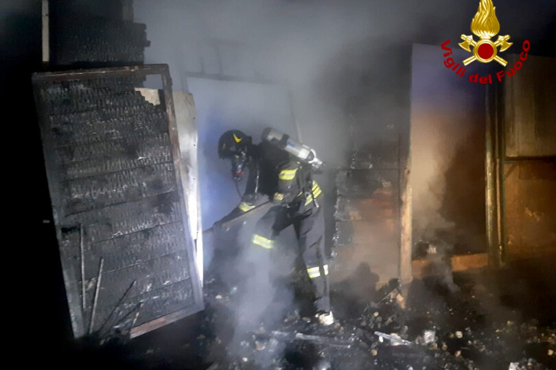 Incendio ad un maneggio a Staggia: tre persone intossicate, salvi gli animali