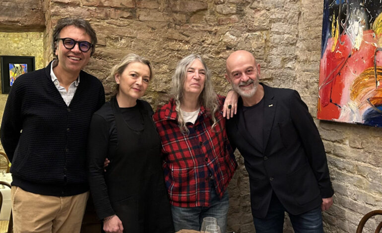 Dal Buongoverno a piazza San Giovanni: Patti Smith visita Siena prima del concerto in Duomo