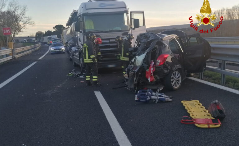 Scontro tra auto e camion in autostrada, due feriti