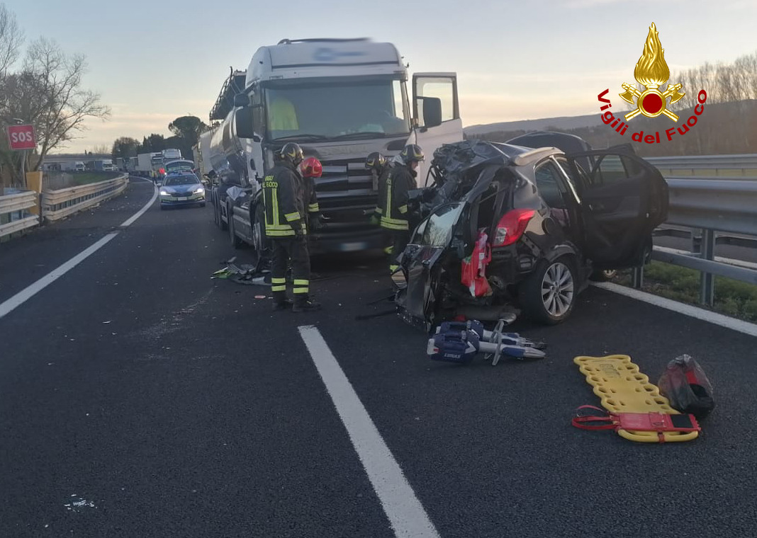 Scontro tra auto e camion in autostrada, due feriti