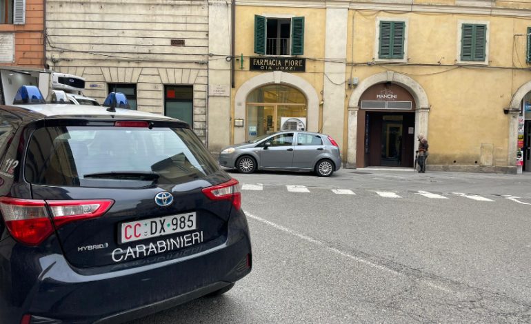 Rapina in centro a Siena: minaccia il farmacista con una siringa e si fa aprire la cassa