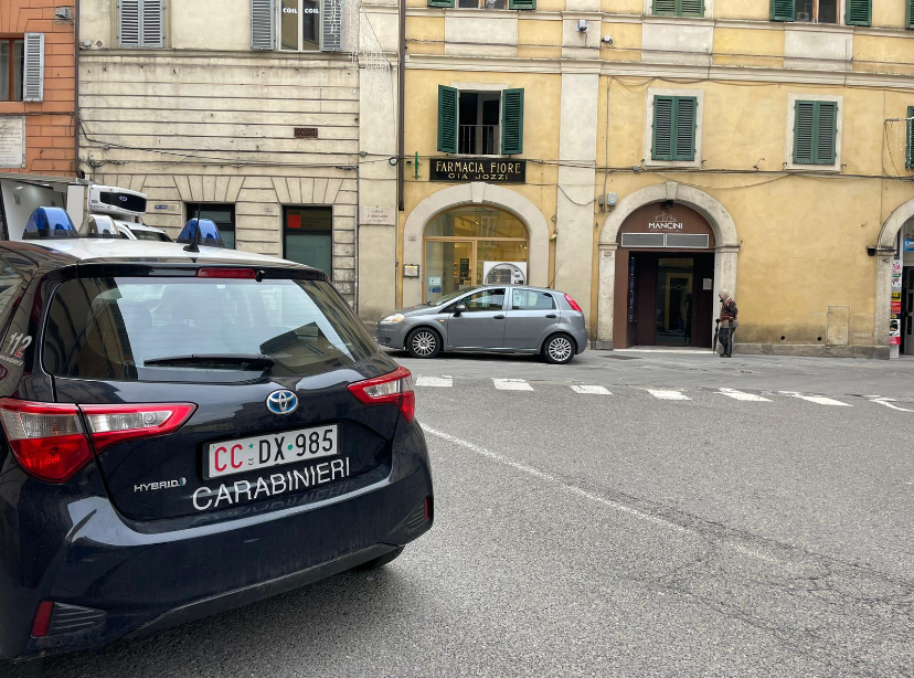 Rapina in centro a Siena: minaccia il farmacista con una siringa e si fa aprire la cassa