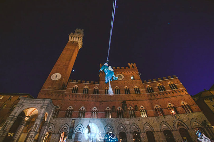 La Befana dei Vigili del Fuoco torna in Piazza del Campo a Siena