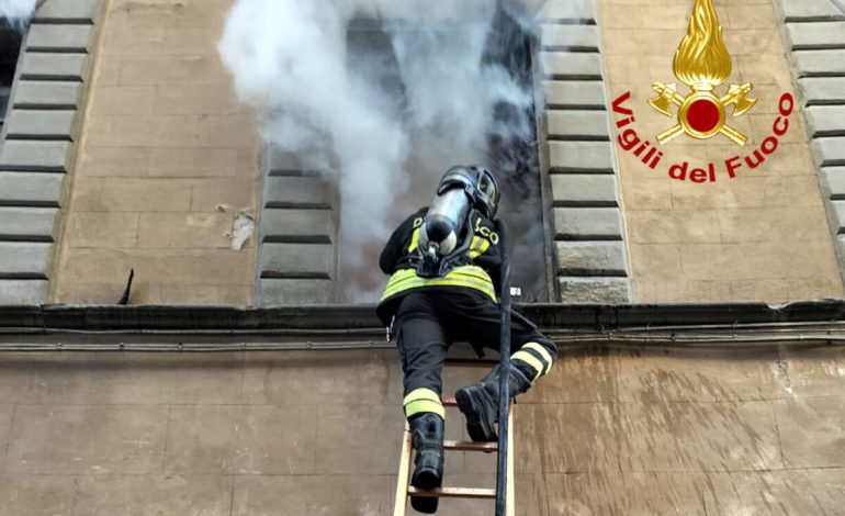 Incendio in centro a Siena: inagibili due appartamenti