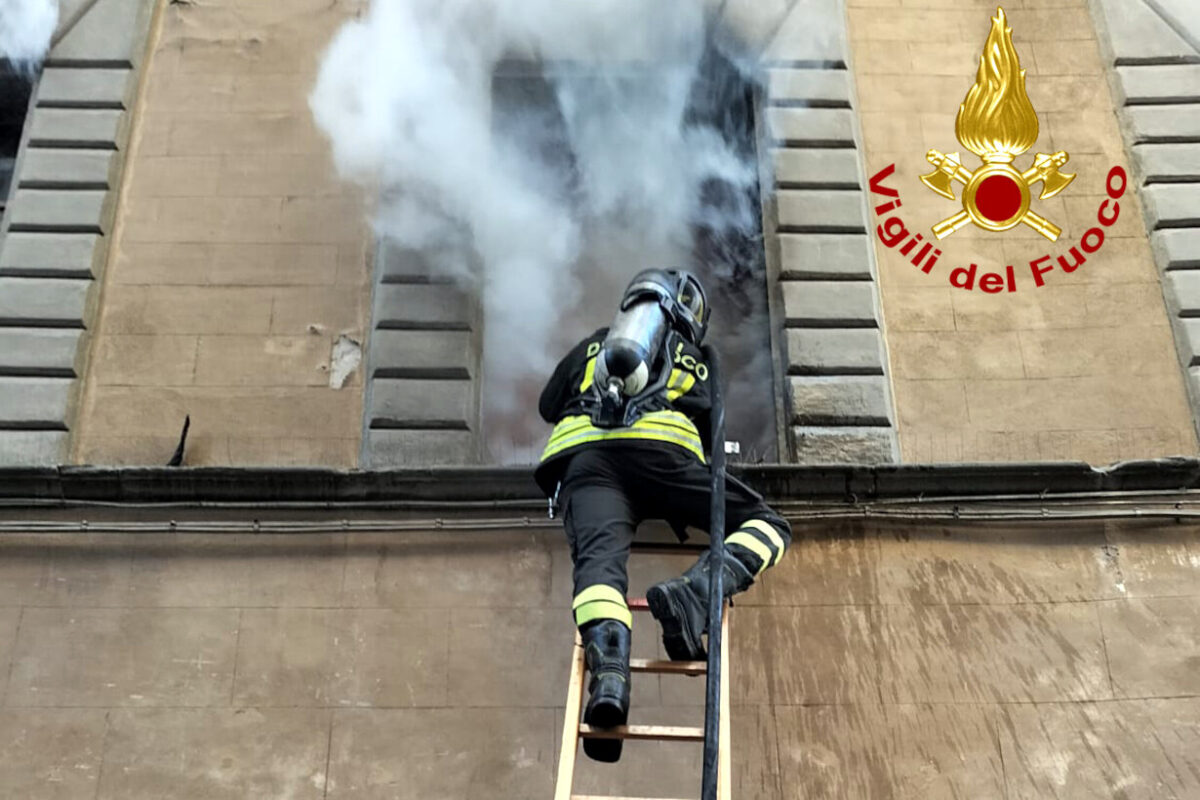 Incendio in centro a Siena: inagibili due appartamenti