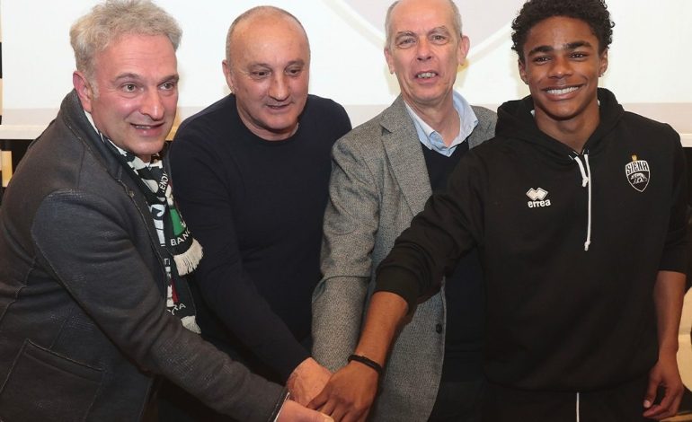 Accoglienza da sogno per il Siena Fc nella Contrada della Lupa. Il priore Piperno: “Fondamentale legare la squadra con la città”