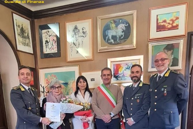 A Pienza il comandante provinciale della Guardia di Finanza incontra la nipote di un militare decorato durante la guerra