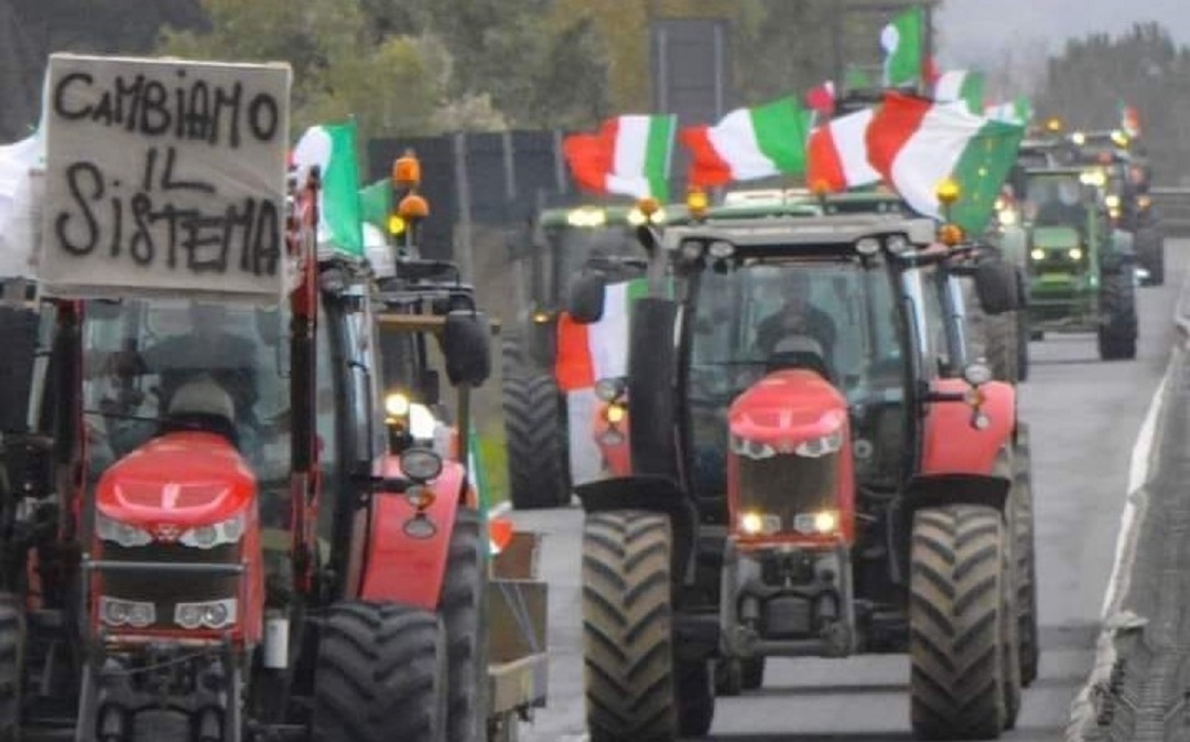 Proteste degli agricoltori, domani i trattori al casello di Bettolle. “Dignità per il nostro settore”