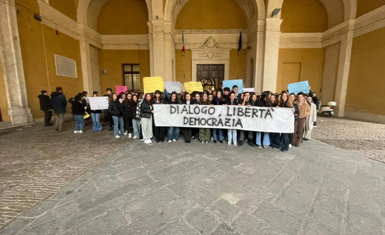 “Ci sentiamo tutti minacciati”: sit-in di studenti e docenti nelle scuole di Siena dopo le cariche a Firenze e Pisa