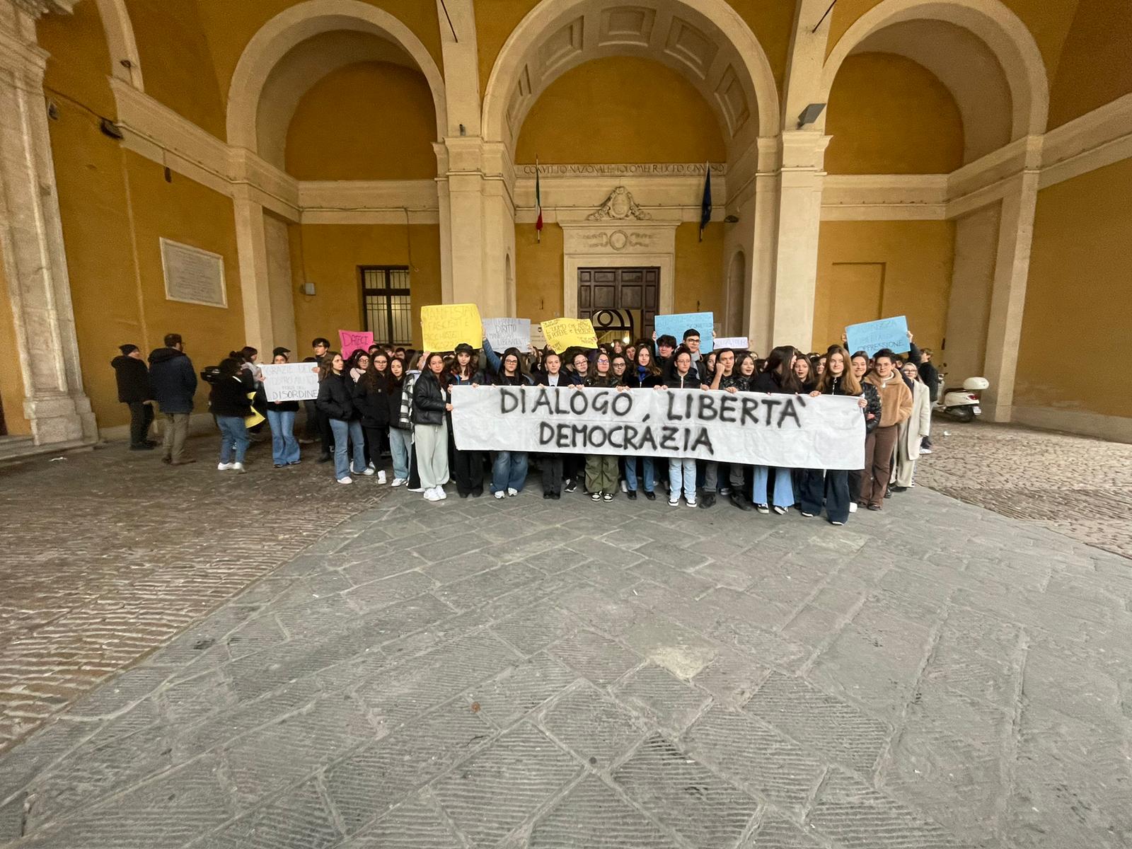 Cinquecento studenti manifestano in Piazza del Campo dopo i fatti di Pisa e Firenze