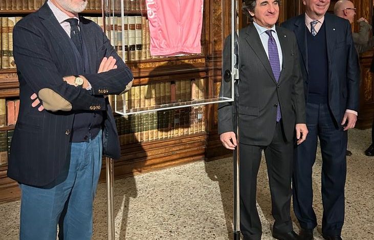 Svelata alla Pinacoteca di Brera la maglia rosa del Giro d’Italia 2024