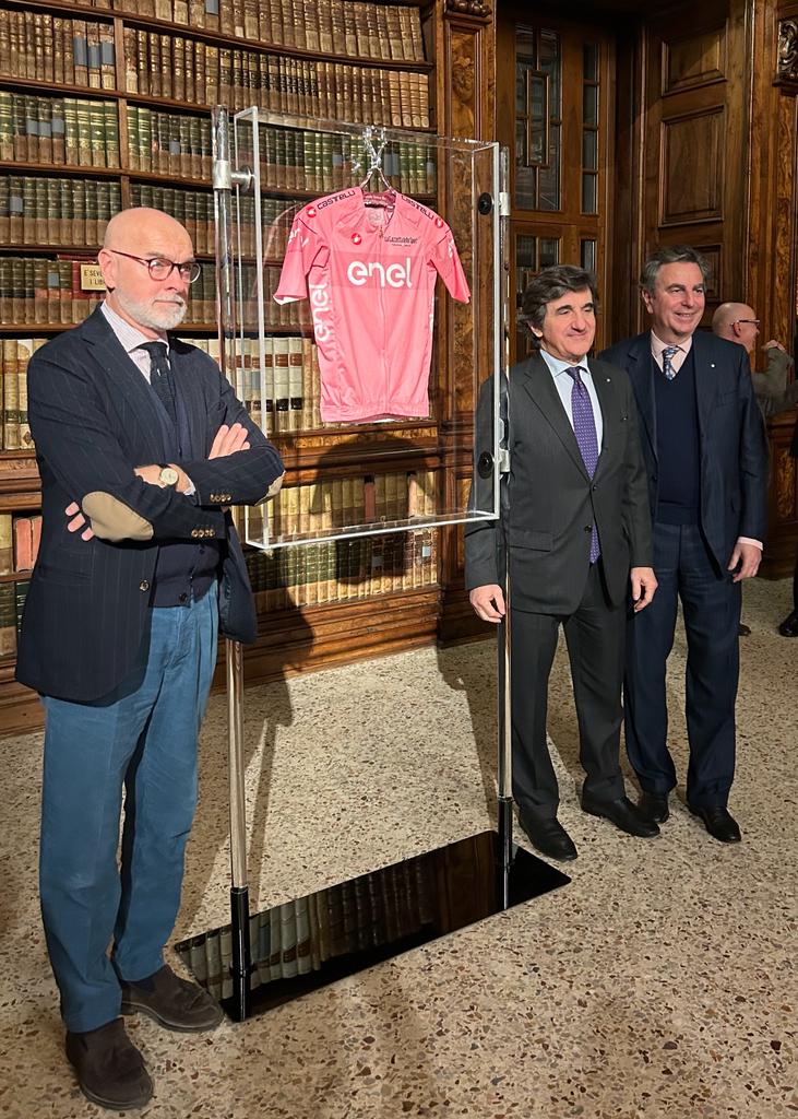 Svelata alla Pinacoteca di Brera la maglia rosa del Giro d’Italia 2024