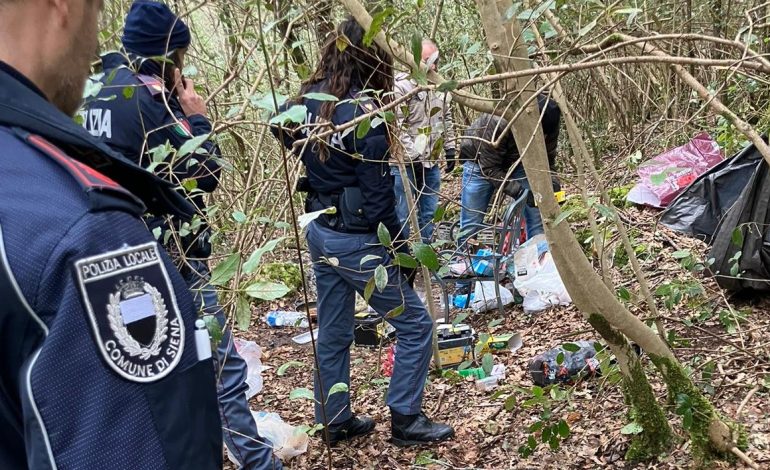 Blitz anti-droga nel bosco di Lecceto: scoperte le postazioni degli spacciatori, al via le operazioni di bonifica