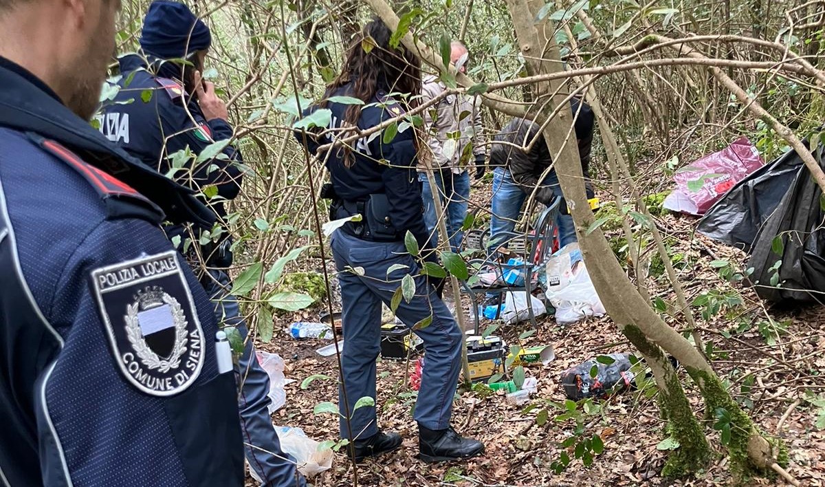 Blitz anti-droga nel bosco di Lecceto: scoperte le postazioni degli spacciatori, al via le operazioni di bonifica