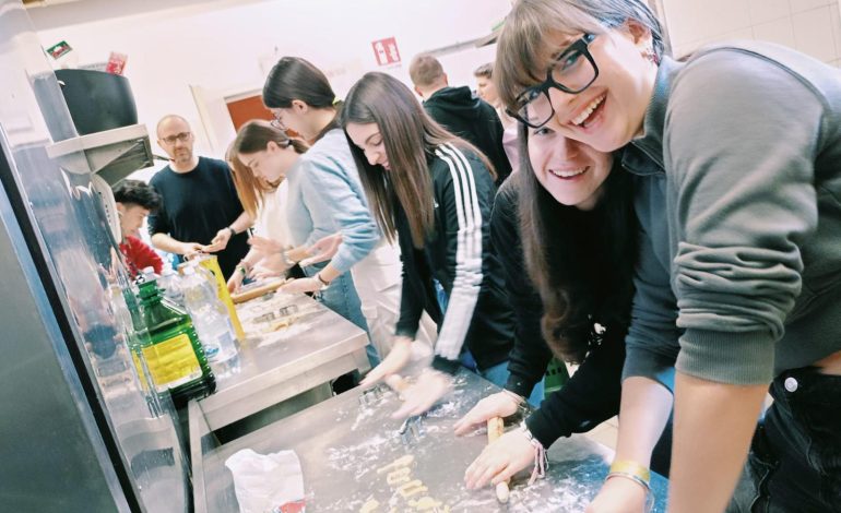 Il Piccolomini omaggia Laerte Mulinacci: nella Tartuca un laboratorio inclusivo di cucina in ricordo dell’ex docente