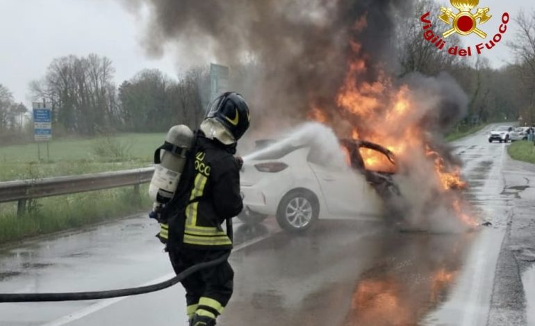 Paura a Poggibonsi, due auto si scontrano e prendono fuoco