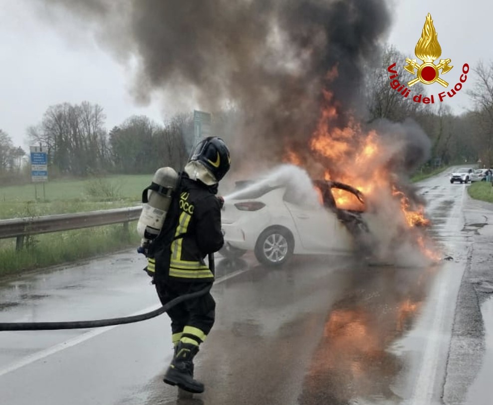 Paura a Poggibonsi, due auto si scontrano e prendono fuoco