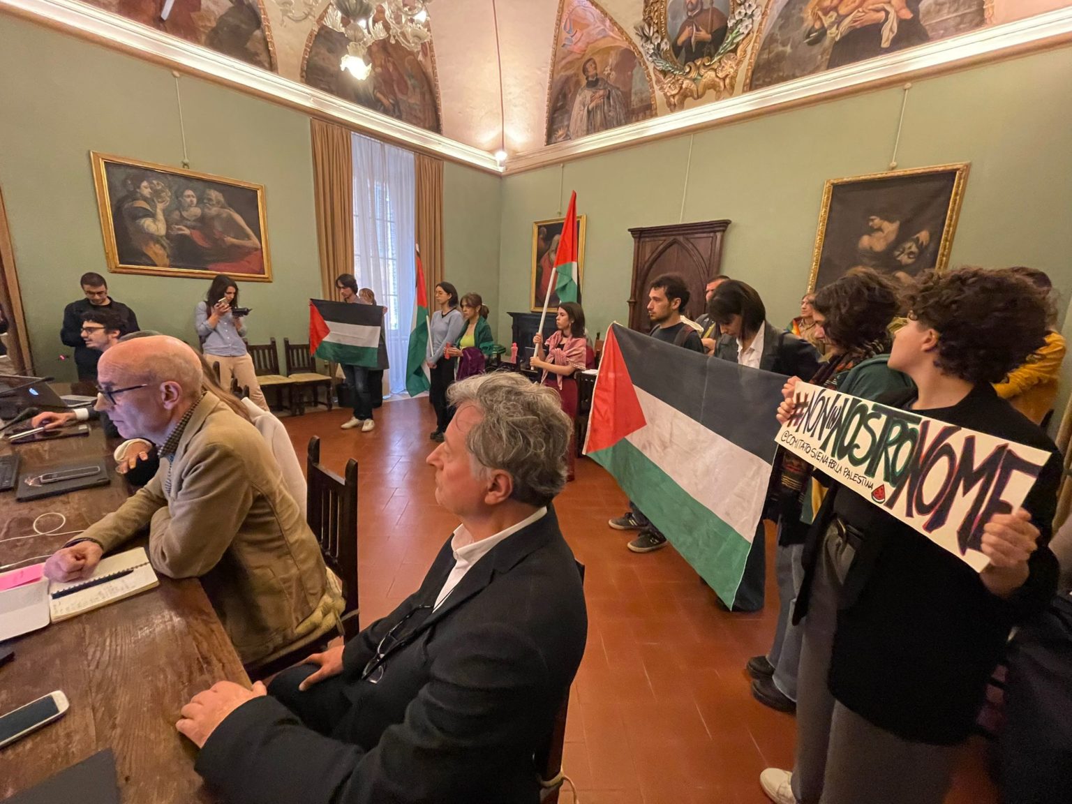 Università di Siena. “Stop ai rapporti con Israele”, i comitati per la Palestina fanno irruzione all’interno del senato accademico