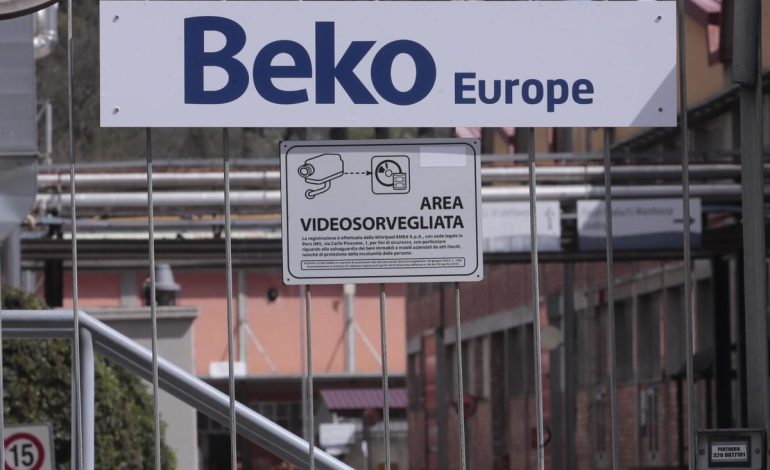 Beko, Urso invita l’azienda a scongiurare la chiusura degli stabilimenti. Il 20 novembre nuovo incontro a Roma