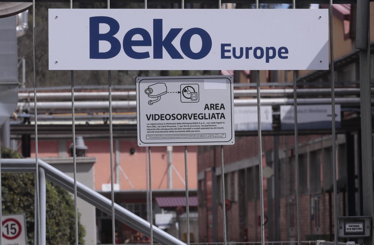 Beko, Urso invita l’azienda a scongiurare la chiusura degli stabilimenti. Il 20 novembre nuovo incontro a Roma