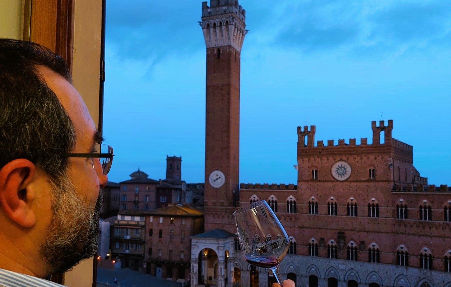 Oltre il calice, viaggio tra i vini del mondo al Siena experience italian hub