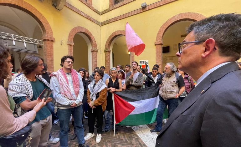 La TendiFada arriva in rettorato, nervi tesi nel faccia a faccia tra Di Pietra e gli studenti pro Gaza